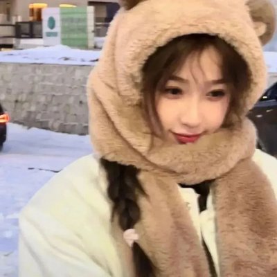 戴流苏耳环的少女